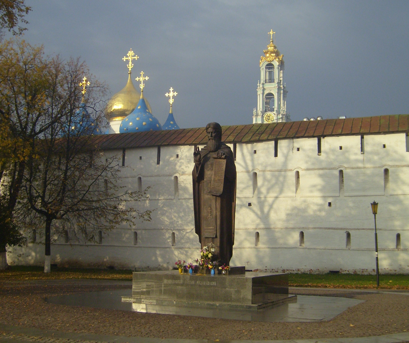 Памятник Сергию Радонежскому у стен Лавры