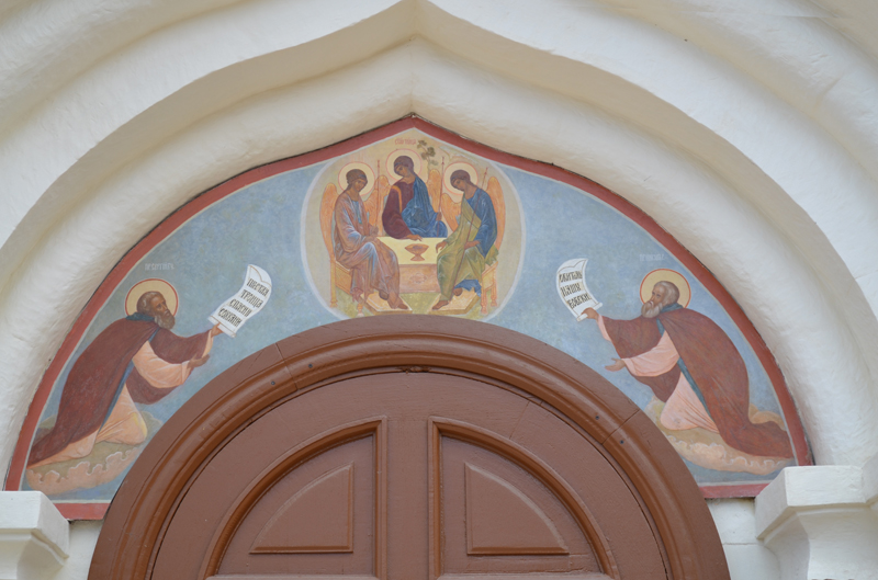 Фреска над входом Троицкого собора. Преподобные Сергий и Никон Радонежские возносят молитву Пресвятой Троице